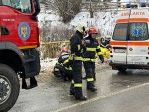 images - Accident în Cetățeni! Autoturism ieșit în afara părții carosabile