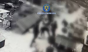 111 - (Video) Bătaie într-un mall din Pitești! 11 tineri reținuți!