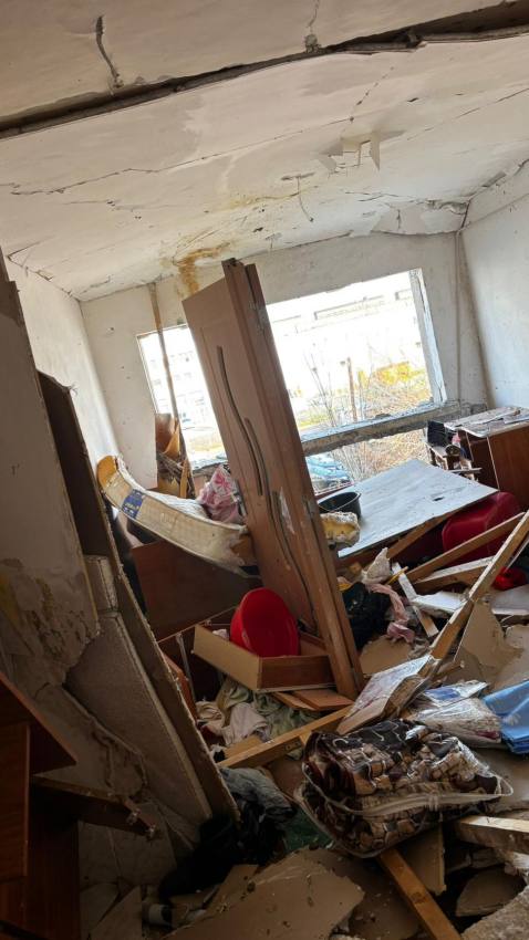 explozie intr un bloc din buzau o persoana a fost ranita locatarii spun ca au simtit miros de gaze de dimineata 1039178 - O persoană a fost rănită în urma unei explozii care a zguduit un bloc de locuințe din Buzău