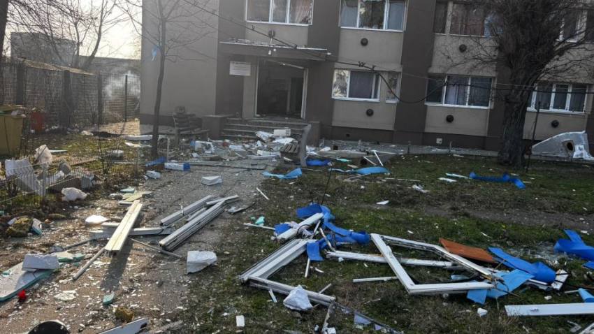 explozie intr un bloc din buzau o persoana a fost ranita locatarii spun ca au simtit miros de gaze de dimineata 1039180 - O persoană a fost rănită în urma unei explozii care a zguduit un bloc de locuințe din Buzău