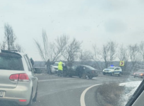 Accident între două mașini