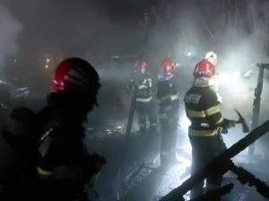 c43f7c81 8a91 44c5 820a b8bf41036e9c - Noapte de groază în Costești: casa unei familii mistuită de flăcări