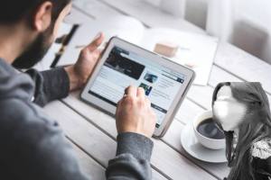 deschidere femeie si barbat internet 3 - Povestea din spatele cazului. Scandal monstruos în România: un primar ar fi cerut poze indecente unei fete de 13 ani și i-ar fi aruncat 500 de lei „să tacă”