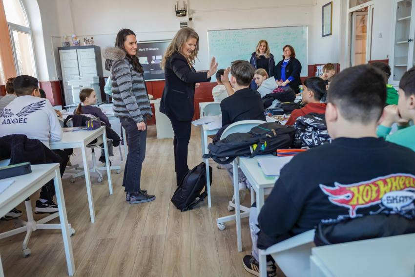 Elevii unei școli din comuna Coșești vor face joi cursuri online 2 scoala cursuri elevi prefect Arges