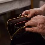 cats 2 - Un apel telefonic a lăsat-o fără 38.000 de lei