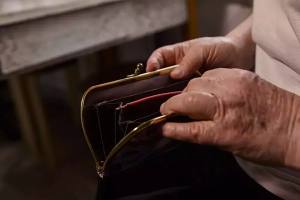 cats 2 - Un apel telefonic a lăsat-o fără 38.000 de lei