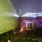 S-a oprit cu TIR-ul într-o casă. Șoferul a ajuns la spital 12 ccb2df4d a7f3 48d1 bb69 8c7a9dc4e02d 1024x842 1 - S-a oprit cu TIR-ul într-o casă. Șoferul a ajuns la spital