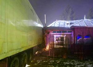 ccb2df4d a7f3 48d1 bb69 8c7a9dc4e02d 1024x842 1 - S-a oprit cu TIR-ul într-o casă. Șoferul a ajuns la spital