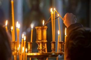 cats 1 - A provocat un incendiu în biserică și a agresat-o pe femeia care vindea lumânări