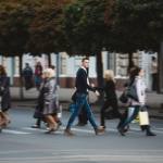 Ei sunt românii care pot beneficia de 15.000 de lei de la stat. Care sunt condițiile 12 bani fertilizare vitro oameni plimbare stradă