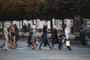 bani fertilizare vitro oameni plimbare stradă