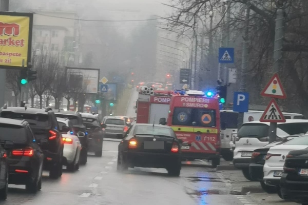 echipaje SMURD pompieri femeie blocată apartament Calea București