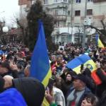 (VIDEO) Protest de amploare la Curtea de Argeș. Oamenii au ieșit în stradă cu pancarte și bidoane cu apă 10 protest Curtea de Argeș