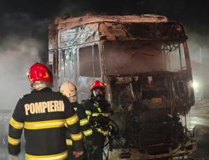 cats2 - Alertă pe DN 7! Autocamion cuprins de flăcări