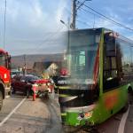1d5d880e e4e6 4034 b7ea 61a1eaf17fe5 - Accident la Făget! Impact violent între o mașină și un autobuz