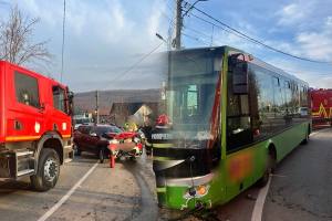 1d5d880e e4e6 4034 b7ea 61a1eaf17fe5 - Accident la Făget! Impact violent între o mașină și un autobuz