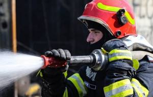 cats 1 - Incendiu într-o gospodărie din Dâmbovicioara! Anexă cuprinsă de flăcări
