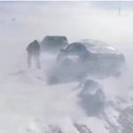 cats 4 - Mașini blocate din cauza viscolului. Intervenție de urgență a salvamontiștilor