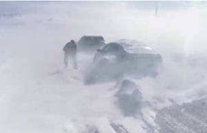 cats 4 - Mașini blocate din cauza viscolului. Intervenție de urgență a salvamontiștilor