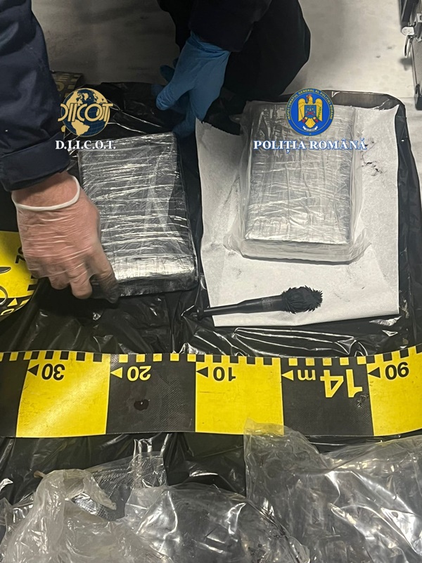 cats2 - Prinși în flagrant la Pitești! Trei persoane reținute pentru trafic de droguri de mare risc
