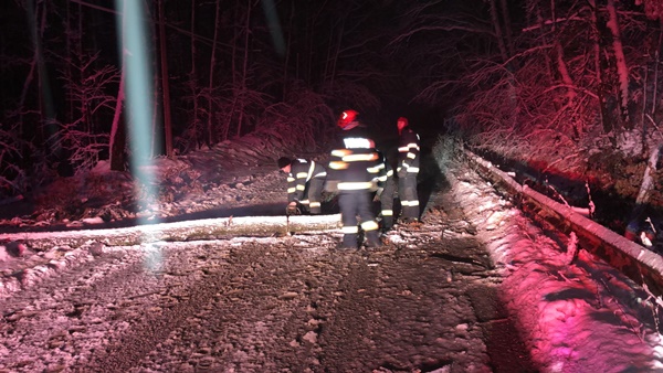 Vremea a creat probleme în Argeș: copaci căzuți pe mașini și stâlpi doborâți de viscol 5 ffb83dfc bea3 43ac a306 c1d0cdcaf947 - Vremea a creat probleme în Argeș: copaci căzuți pe mașini și stâlpi doborâți de viscol