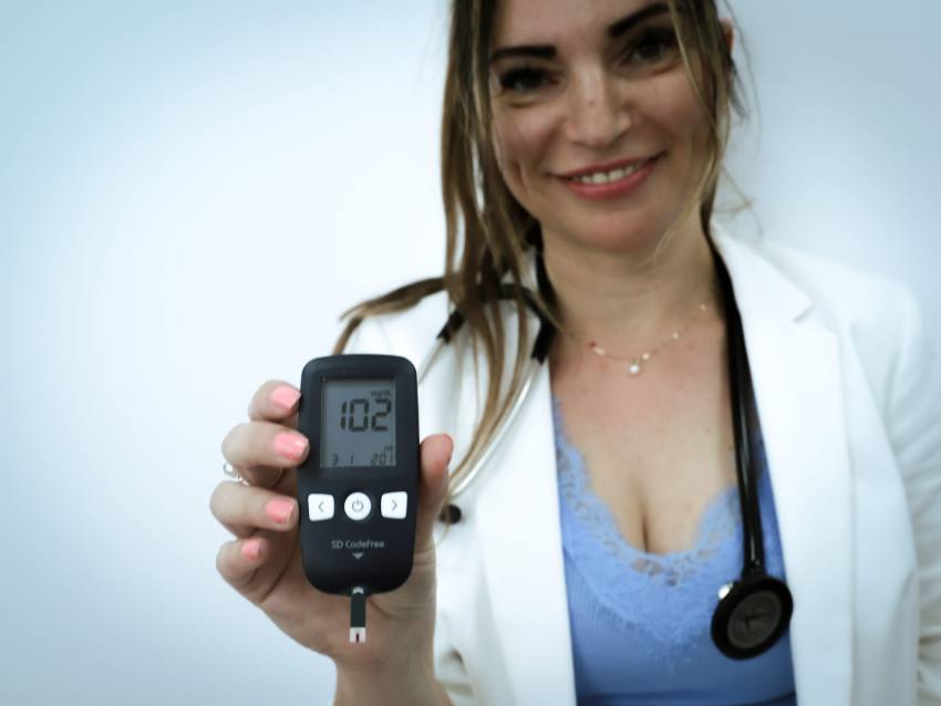 Dr. Amorina Ionela Dumitrescu Soare: După ani de practică, succesul este definit prin calitatea actului profesional, relația cu pacienții și echilibrul personal 3 Amorina Ionela Dumitrescu Soare 4 - Dr. Amorina Ionela Dumitrescu Soare: După ani de practică, succesul este definit prin calitatea actului profesional, relația cu pacienții și echilibrul personal