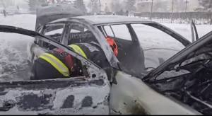 f7bc5aea ef9e 4702 8838 62e0bd0984c5 - (VIDEO) Mașină mistuită de flăcări. Șoferul a scăpat la timp