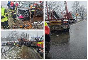 page 2 - Impact violent pe DN 7 între un camion și o mașină. Cinci persoane au ajuns la spital
