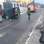 accident Maracineni - Impact violent în Mărăcineni! Mașină înfiptă într-un gard, trei persoane la spital