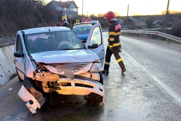 Accidente în lanț pe șoselele din Argeș! Mașină intrată în stâlp, coliziune puternică și în Pitești 3 Accident în Buzoiești