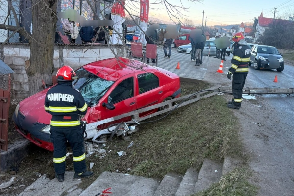 Accidente în lanț pe șoselele din Argeș! Mașină intrată în stâlp, coliziune puternică și în Pitești 2 Accident in Darmanesti - Accidente în lanț pe șoselele din Argeș! Mașină intrată în stâlp, coliziune puternică și în Pitești