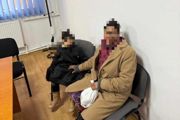 femeie cerșit copil