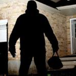 jaf hot - Jaf de proporții în Pitești! Un tânăr a spart o locuință și a golit cardul victimei