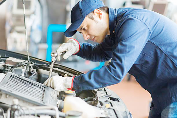 Cum a început piața locurilor de muncă în 2026 și ce specific are Argeșul! 4 Auto mechanic working on a car in his garage