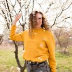 vremea martie fată femeie sub copac