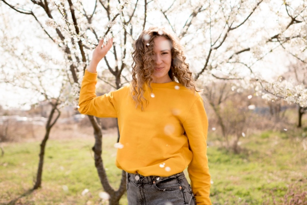 vremea martie fată femeie sub copac vremea martie fată femeie sub copac