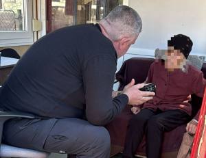 a96108b1 dea0 412d b799 4f42ed55cc7b - O bătrână de 86 de ani, ajutată de polițiștii locali piteșteni