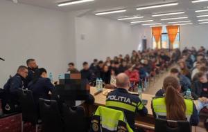 cats - Polițiștii argeșeni, prezenți în școli și licee. Doi elevi amendați