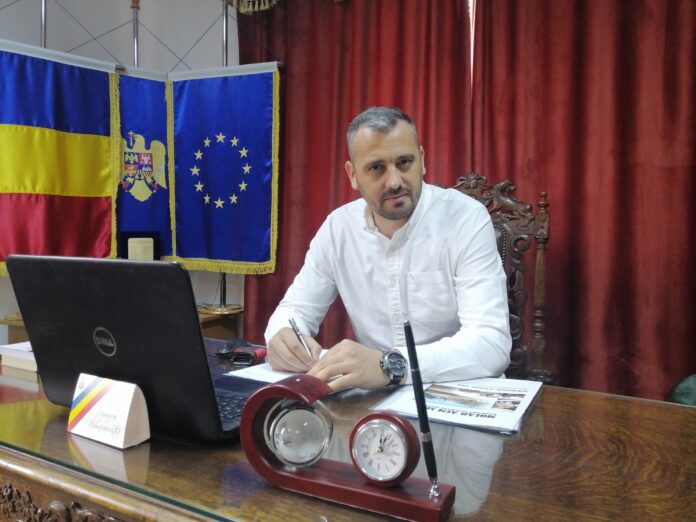 dinica primar corbeni 696x522 1 - Nicolae Dinică: Pericolul real nu este schimbarea, ci viteza schimbării fără ancore morale!