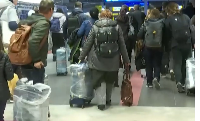 Petse 300 de români au ajuns în țară