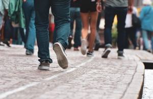 1673273872 oameni strada - Rata șomajului a ajuns la 3,35%. Peste 268.000 de români erau fără loc de muncă la sfârșitul lunii ianuarie