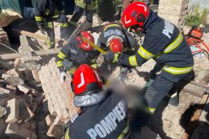 dărâmături persoană surprinsă pompieri