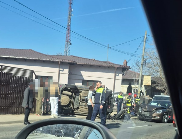 c30d70e6 566b 4fc5 9b3f 75093e6619d1 - Accident grav în Pitești! Mașină răsturnată