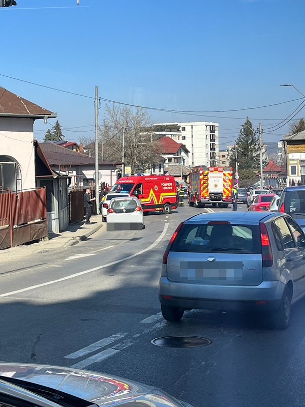f236462b f449 4091 915f 400b60404d86 - Accident grav în Pitești! Mașină răsturnată