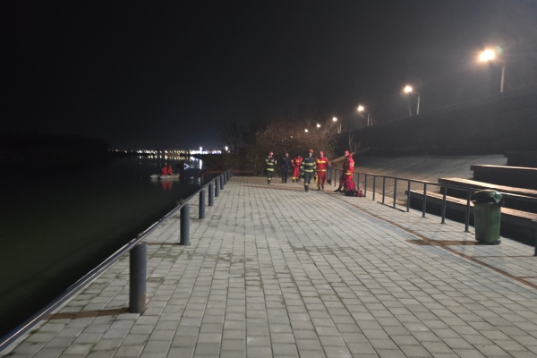 Descoperire șocantă în zona Parcului Ștrand! Bărbatul căutat de pompieri, găsit mort 2 cautari pompieri Strand 3 - Descoperire șocantă în zona Parcului Ștrand! Bărbatul căutat de pompieri, găsit mort