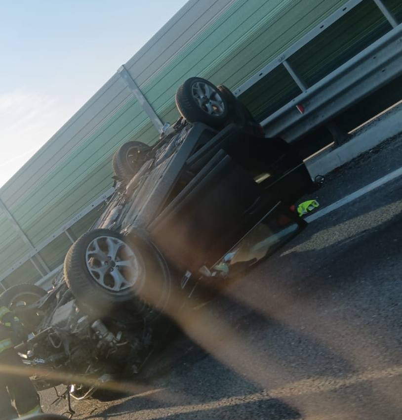 027eb591 2574 4d52 b6d2 d5015392ff92 - Accident grav pe DEx12! Mașină răsturnată