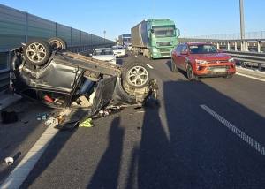 651140780 1370903288388768 2681615407453271852 n - Accident grav pe DEx12! Mașină răsturnată