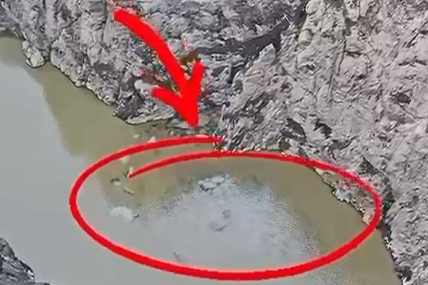 Imagini de la Lacul Vidraru după alerta de poluare
