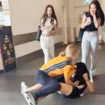 bataie fete scoala - Două fetițe s-au bătut sub ochii tuturor la Școala „Ion Minulescu” din Pitești!