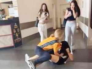 bataie fete scoala - Două fetițe s-au bătut sub ochii tuturor la Școala „Ion Minulescu” din Pitești!